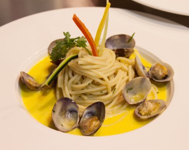 İstiridye ve sos bir tabak spagetti