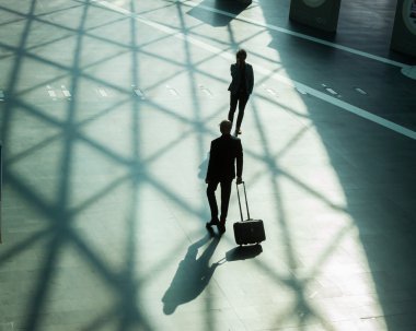 siluetleri ve insan yürüyen gölgeler