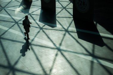 siluetleri ve yürüyen adamın gölgeler