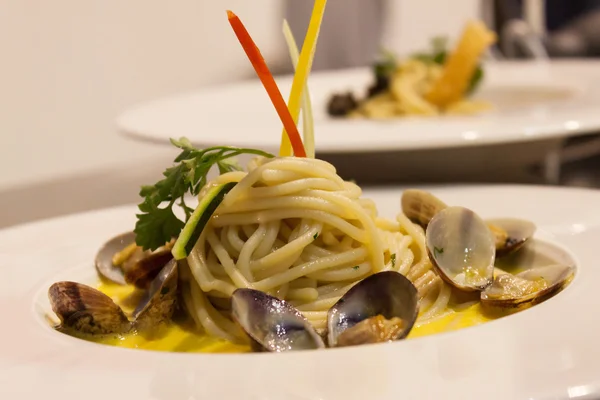 Spaghetti med musslor och sås i en skål — Stockfoto