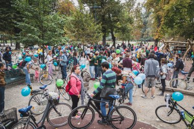 Milano, İtalya buz Ride 2014 katılan insanlar