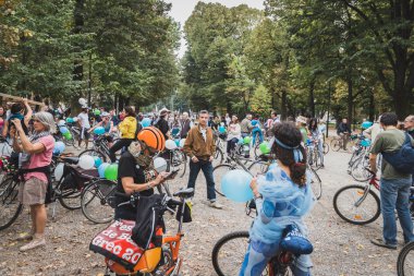 Milano, İtalya buz Ride 2014 katılan insanlar