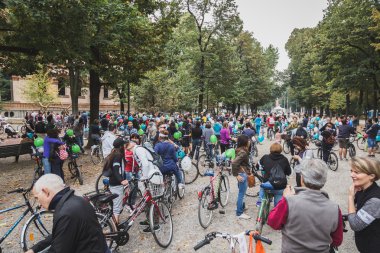 Milano, İtalya buz Ride 2014 katılan insanlar