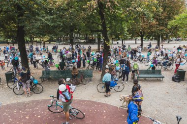Milano, İtalya buz Ride 2014 katılan insanlar