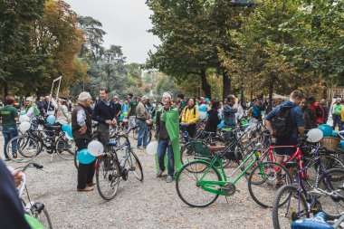 Milano, İtalya buz Ride 2014 katılan insanlar