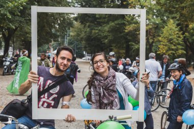 Milano, İtalya buz Ride 2014 katılan insanlar