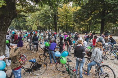 Milano, İtalya buz Ride 2014 katılan insanlar