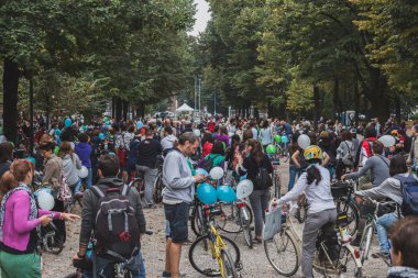 Milano, İtalya buz Ride 2014 katılan insanlar