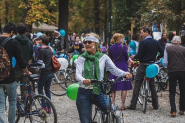 Milano, İtalya buz Ride 2014 katılan insanlar