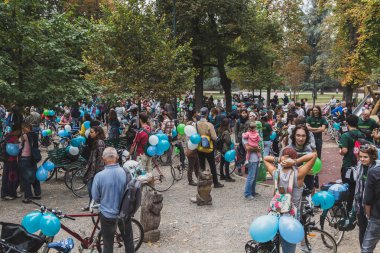 Milano, İtalya buz Ride 2014 katılan insanlar