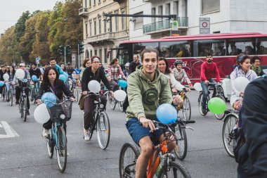 Milano, İtalya buz Ride 2014 katılan insanlar