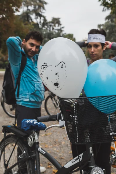 Personas que participan en el Ice Ride 2014 en Milán, Italia —  Fotos de Stock