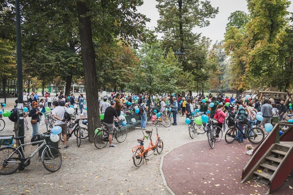 Milano, İtalya buz Ride 2014 katılan insanlar