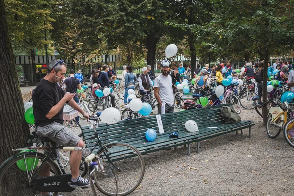 Personas que participan en el Ice Ride 2014 en Milán, Italia — Foto de Stock