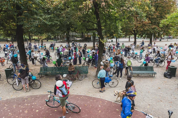 People taking part in the Ice Ride 2014 in Milan, Italy — Stock Photo, Image