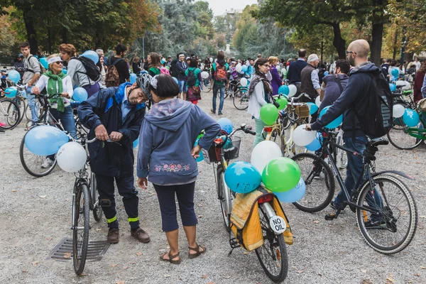 People taking part in the Ice Ride 2014 in Milan, Italy — Stock Photo, Image