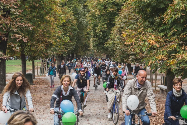 People taking part in the Ice Ride 2014 in Milan, Italy — Stock Photo, Image