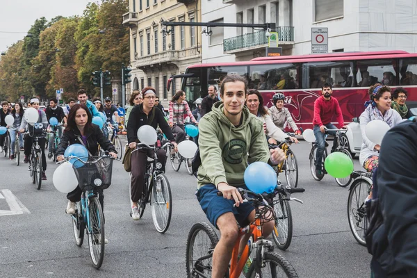 Personas que participan en el Ice Ride 2014 en Milán, Italia — Foto de Stock