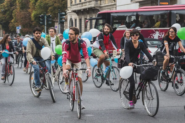 People taking part in the Ice Ride 2014 in Milan, Italy — Stock Photo, Image