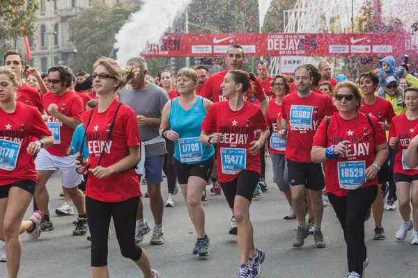 Athletes taking part in Deejay Ten, running event organized by Deejay Radio in Milan, Italy — Stock Photo, Image