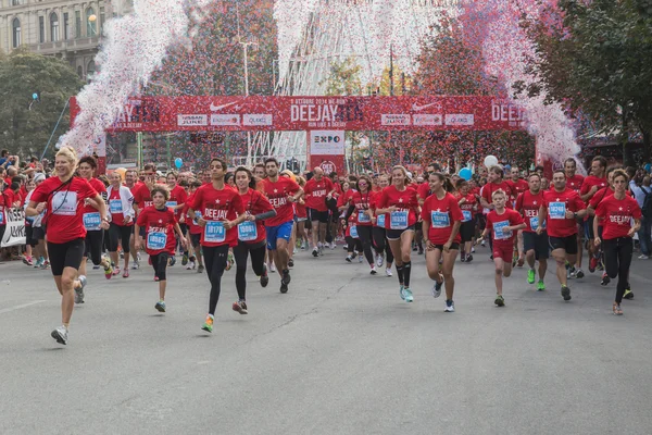 Athletes taking part in Deejay Ten, running event organized by Deejay Radio in Milan, Italy — Stock Photo, Image