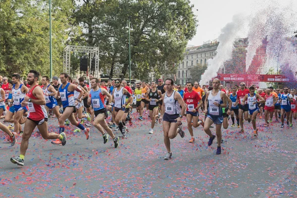 Athletes taking part in Deejay Ten, running event organized by Deejay Radio in Milan, Italy — Stock Photo, Image