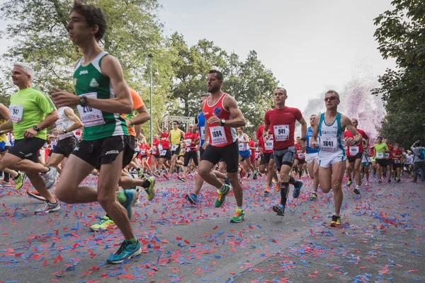 Athletes taking part in Deejay Ten, running event organized by Deejay Radio in Milan, Italy — Stock Photo, Image