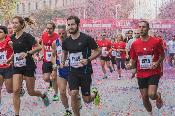 Athletes taking part in Deejay Ten, running event organized by Deejay Radio in Milan, Italy — Stock Photo, Image