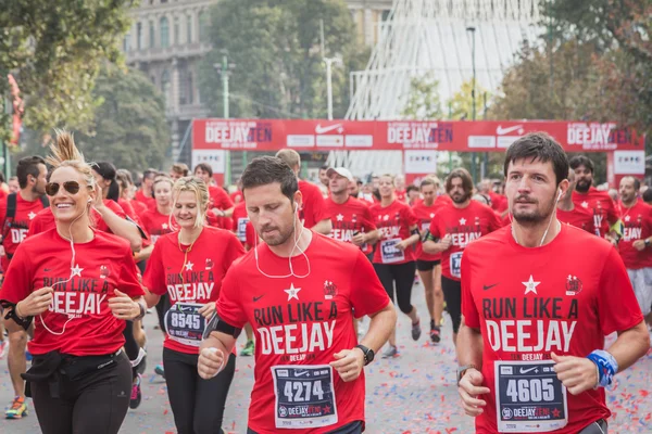 Sportovci, kteří se účastní deejay deset, běh událostí pořádaných radio deejay v Miláně, Itálie — Stock fotografie