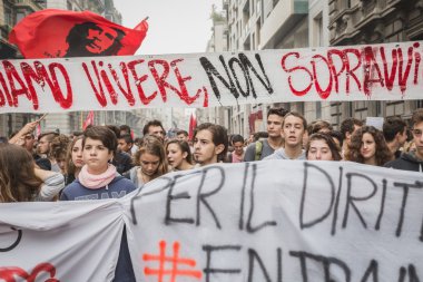 Binlerce öğrenci Mart ayında şehir sokakları, Milano, İtalya