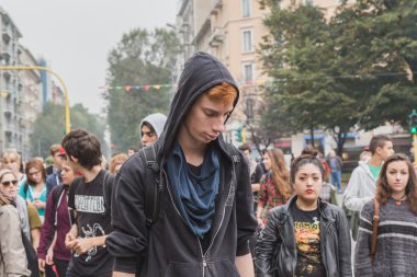 Binlerce öğrenci Mart ayında şehir sokakları, Milano, İtalya