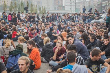 Milan, İtalya'da bina eğitim ajansı içinde öğrenciler