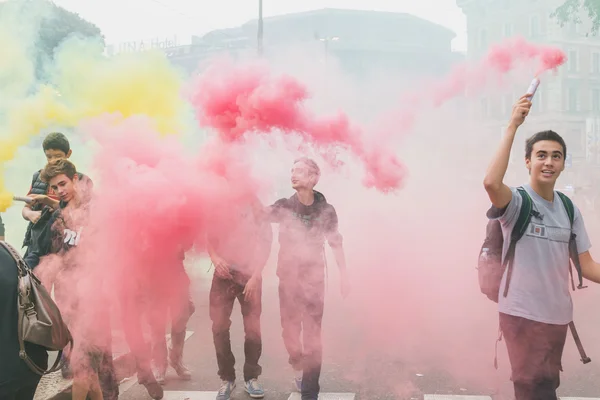 Thousands of students march in the city streets in Milan, Italy — Stock Photo, Image