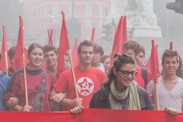 Több ezer diák felvonulás a város utcáin, Milánó, Olaszország — Stock Fotó