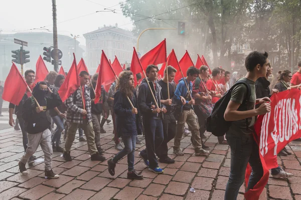 Thousands of students march in the city streets in Milan, Italy — Stock Photo, Image