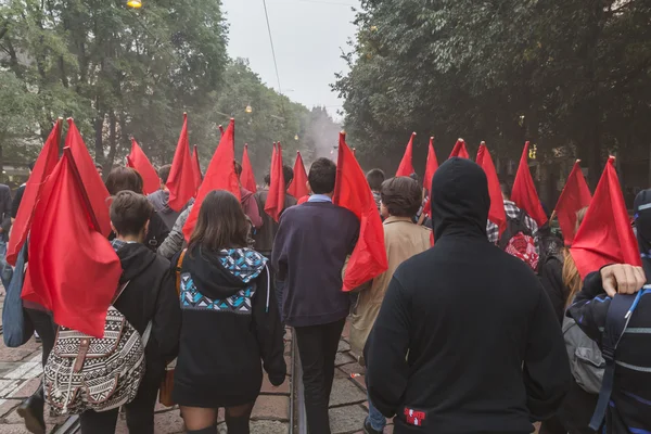 Miles de estudiantes marchan por las calles de Milán, Italia —  Fotos de Stock