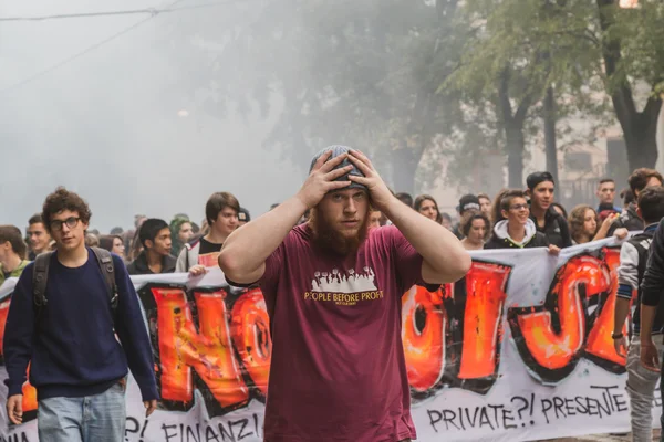 Des milliers d'étudiants défilent dans les rues de Milan, en Italie — Photo