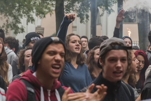 Thousands of students march in the city streets in Milan, Italy — Stock Photo, Image