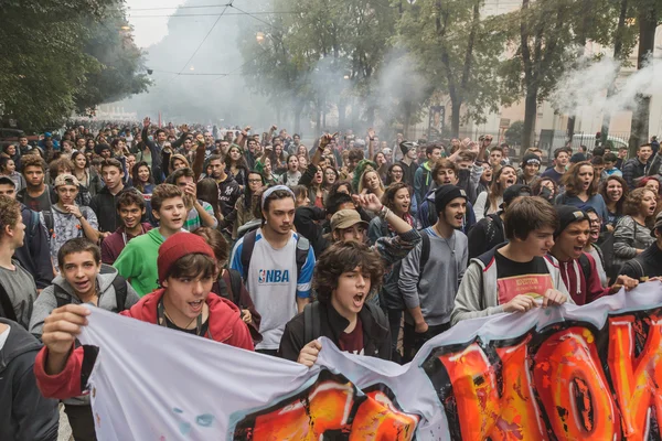 Duizenden studenten maart in de straten van de stad in Milaan, Italië — Stockfoto