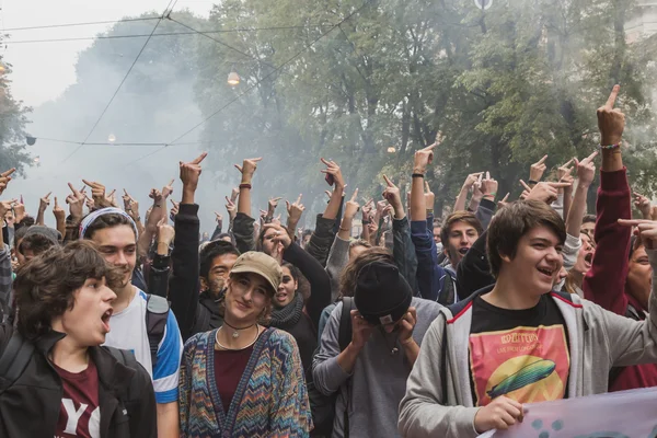 Thousands of students march in the city streets in Milan, Italy — Stock Photo, Image