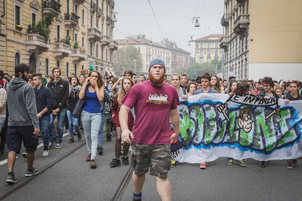 Duizenden studenten maart in de straten van de stad in Milaan, Italië — Stockfoto