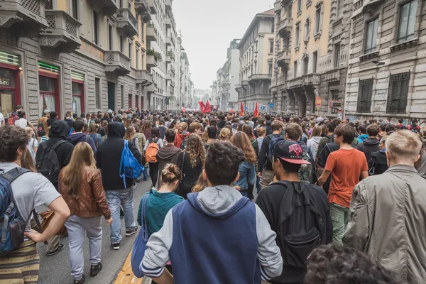 成千上万的学生 3 月在意大利米兰，在城市的街道 — 图库照片