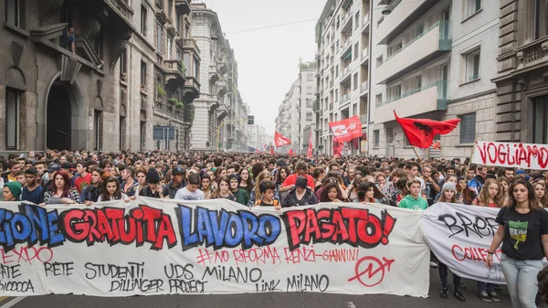 Tusentals studenter mars på stadens gator i Milano, Italien — Stockfoto