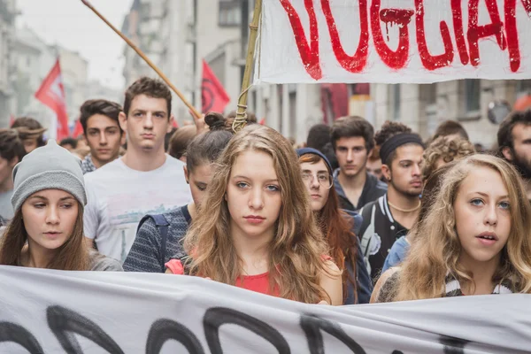 Tisíce studentů pochodu v ulicích města v Miláně, Itálie — Stock fotografie