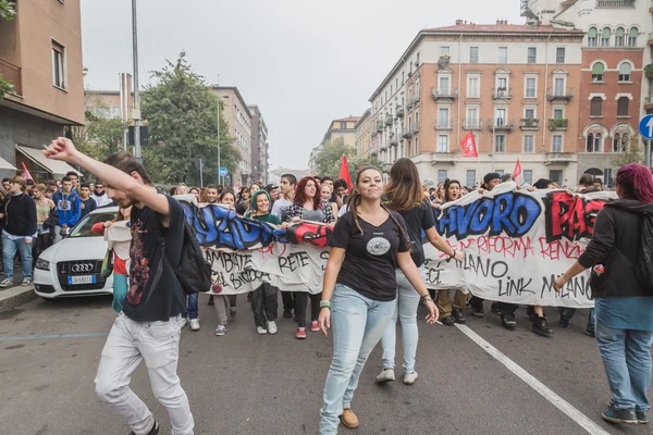 Tisíce studentů pochodu v ulicích města v Miláně, Itálie — Stock fotografie