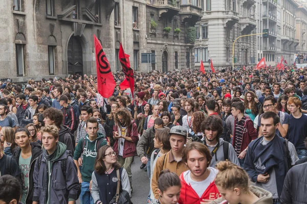 Ribuan mahasiswa berbaris di jalan-jalan kota di Milan, Italia — Stok Foto