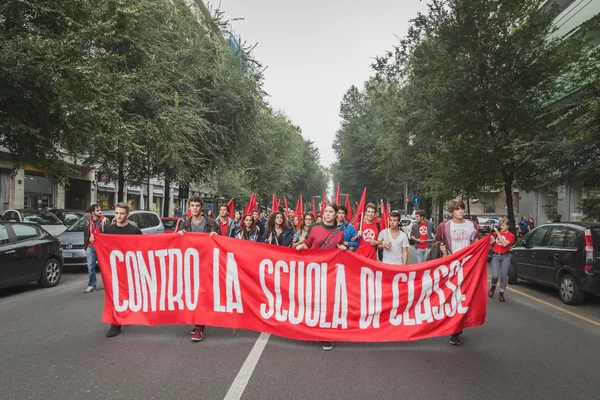 Ribuan mahasiswa berbaris di jalan-jalan kota di Milan, Italia — Stok Foto