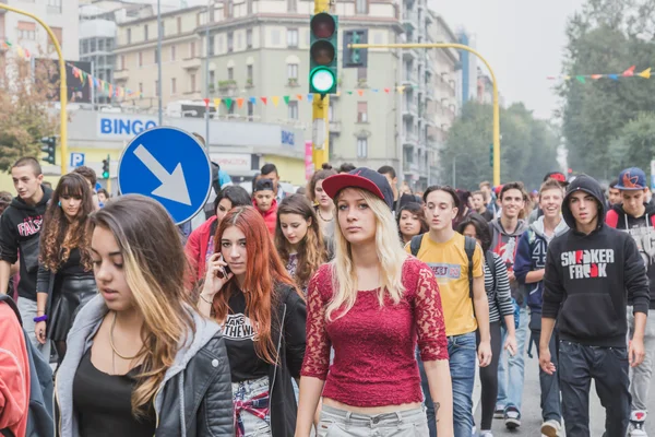 Milhares de estudantes marcham pelas ruas da cidade em Milão, Itália — Fotografia de Stock