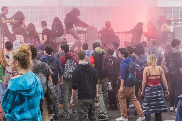 Gli studenti scavalcano la recinzione dell'edificio dell'agenzia di formazione a Milano — Foto Stock