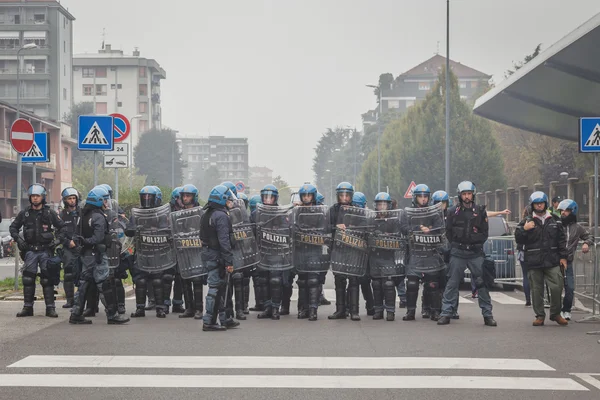 La policía antidisturbios observa a los estudiantes protestando en Milán, Italia —  Fotos de Stock